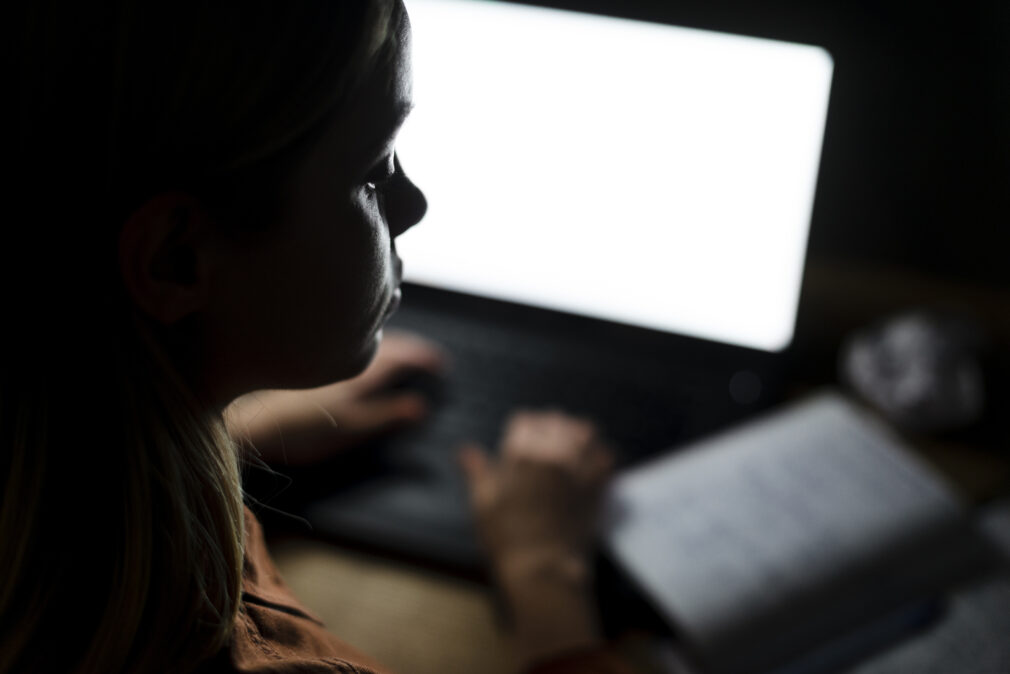 vista-de-primer-plano-de-mujer-con-escritorio-desenfocado